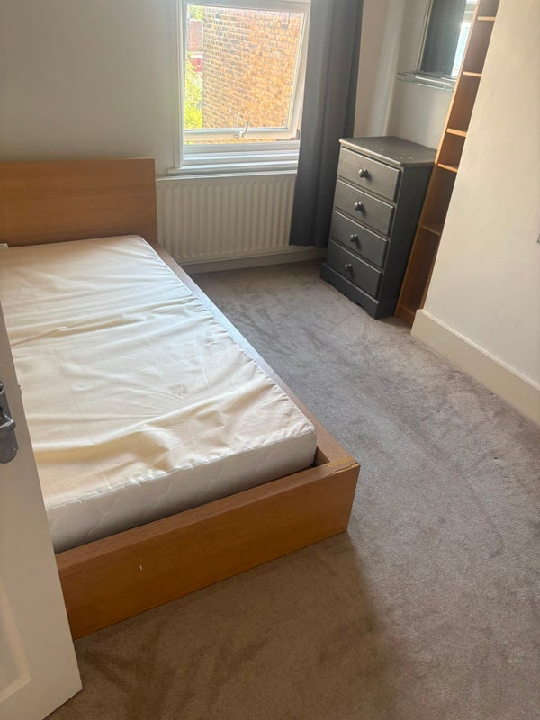 Room Burrows Road in Greater London