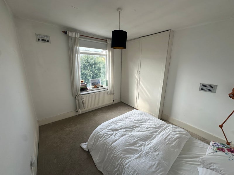Room Burrows Road in Greater London