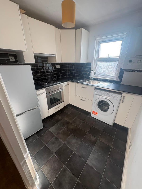 Room Burrows Road in Greater London