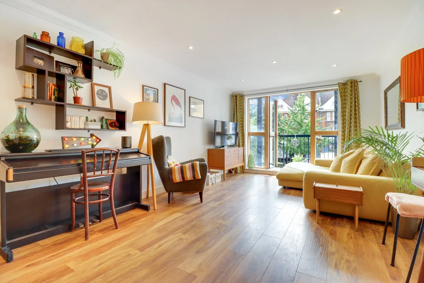 Flat Folgate Street in Greater London