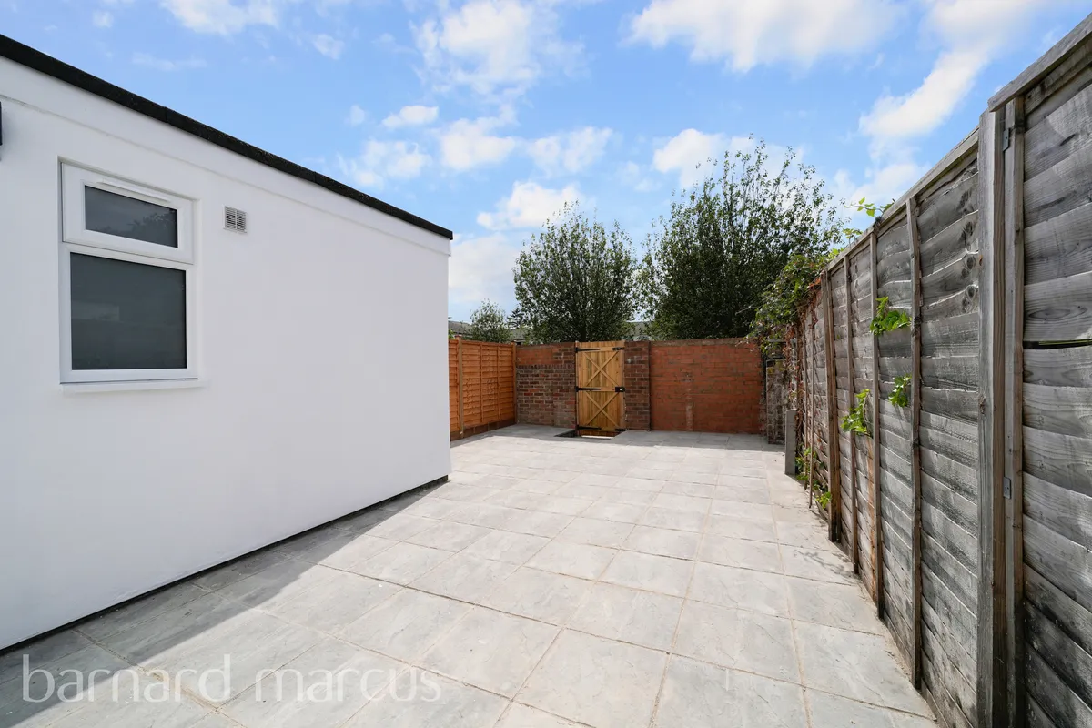 House Tenterden Road in Greater London