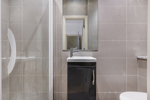 Room Adelaide Road in Greater London