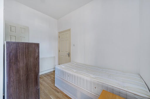 Room Adelaide Road in Greater London