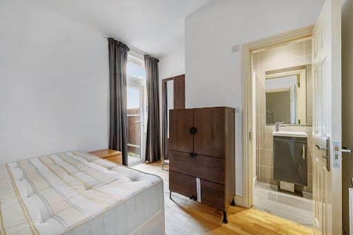 Room Adelaide Road in Greater London