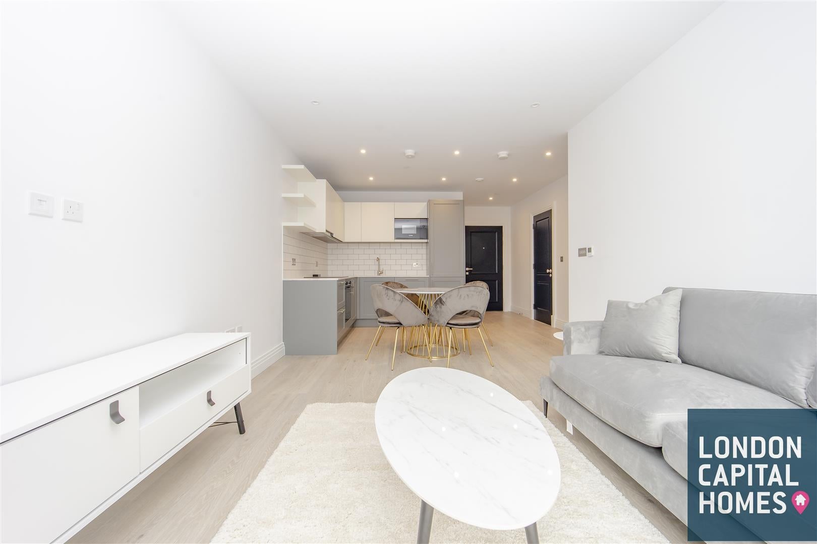 Flat Barnes Pikle in Greater London