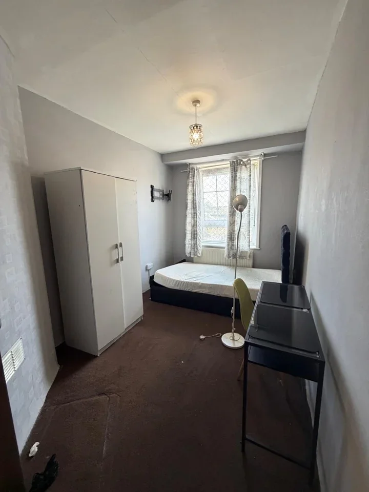 Room Saltwell Street in Greater London