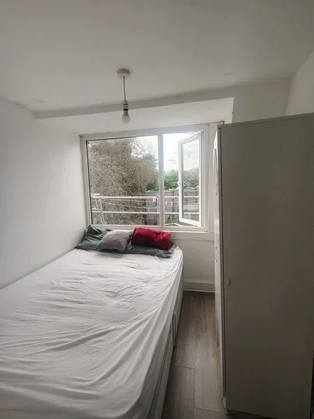 Flat Lewisham Way in Greater London