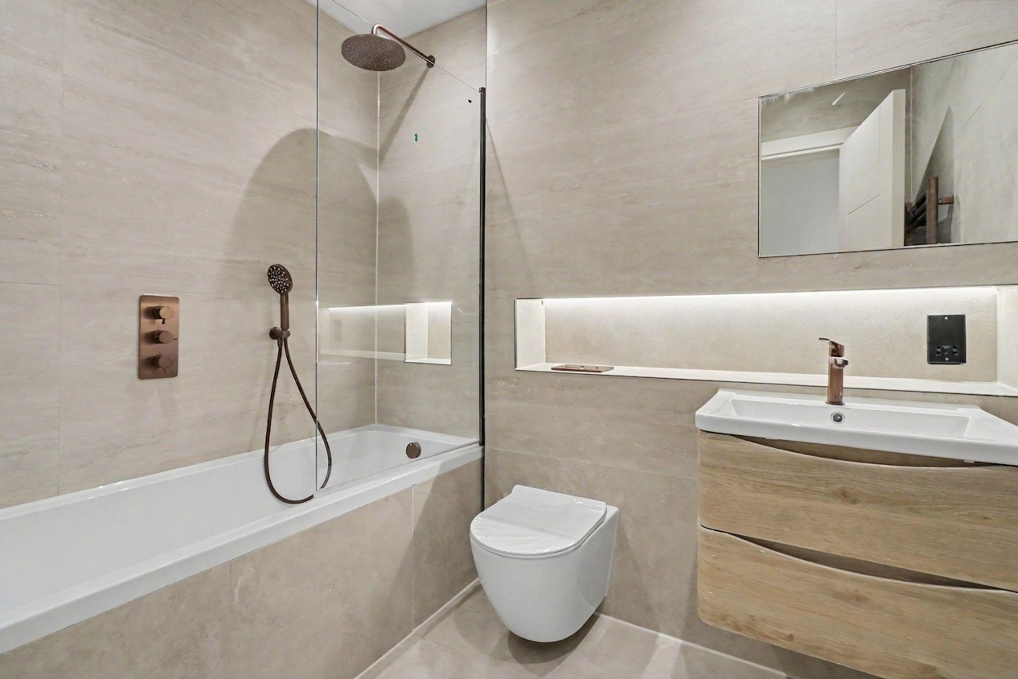 Flat Arbrook Hall in Elmbridge