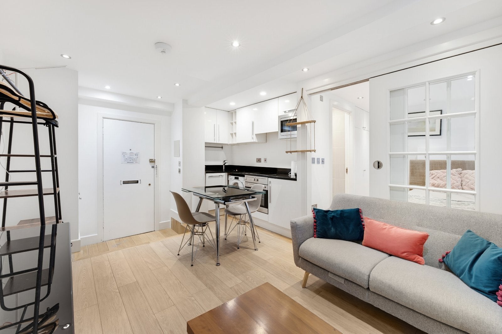 Flat Sloane Avenue in Greater London