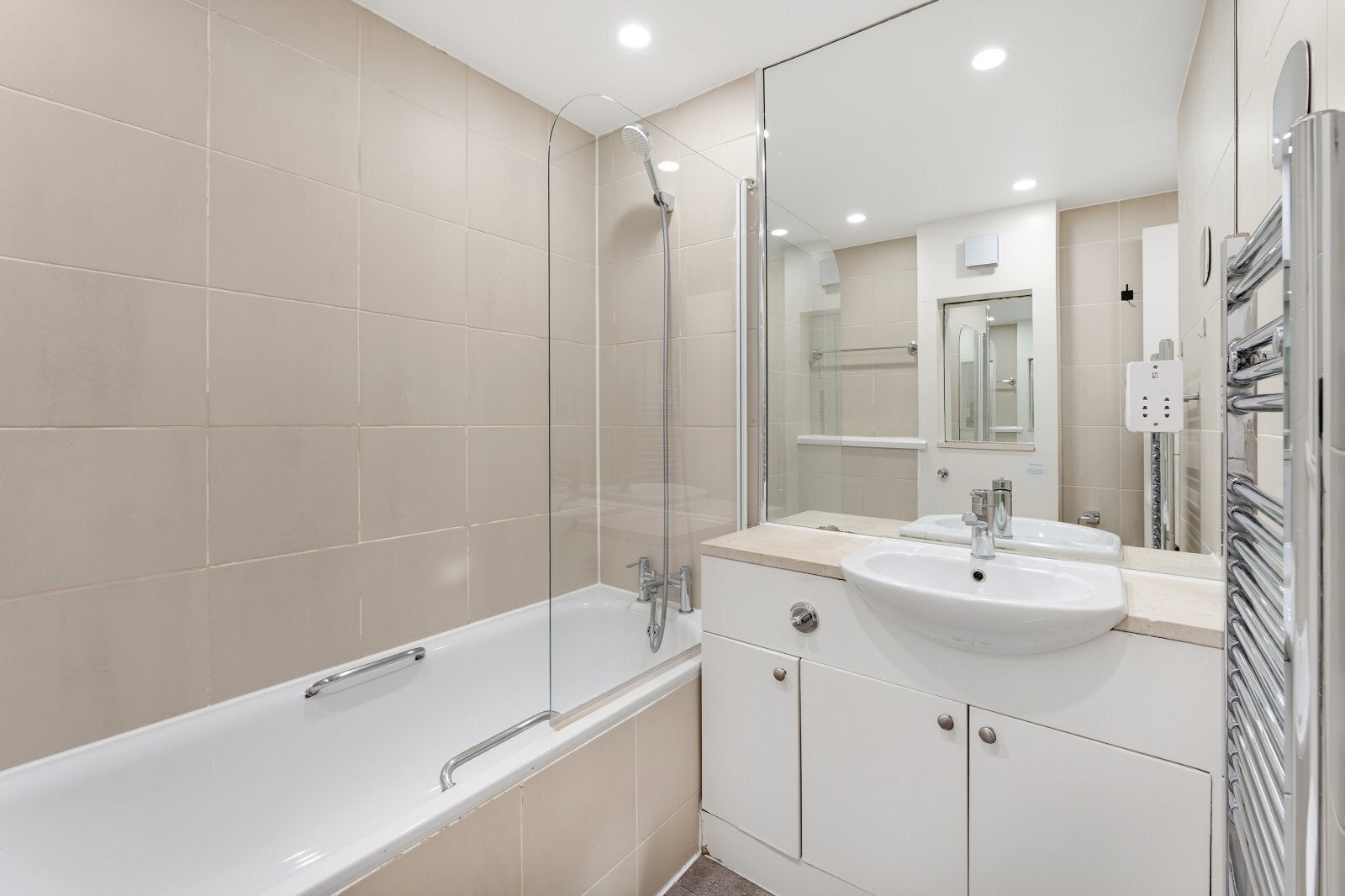 Flat Sloane Avenue in Greater London