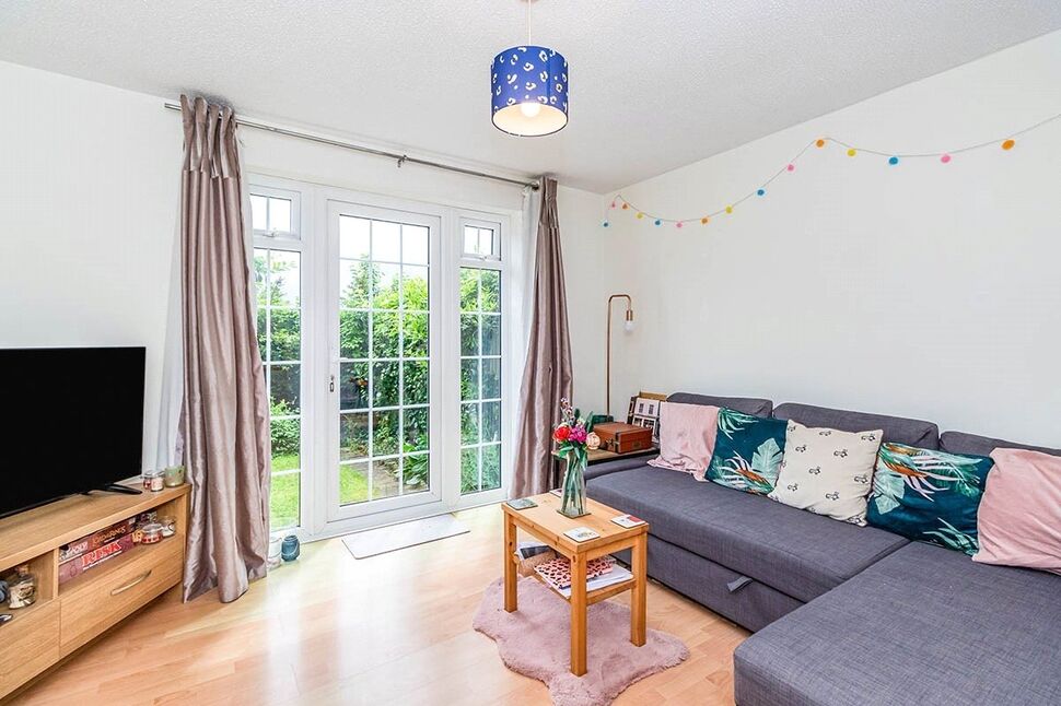 Flat Hill Crescent in Greater London