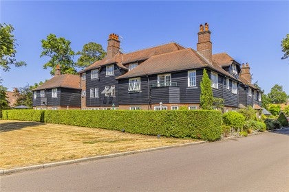 Flat Wall Hall Drive in Hertsmere