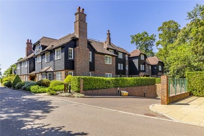 Flat Wall Hall Drive in Hertsmere