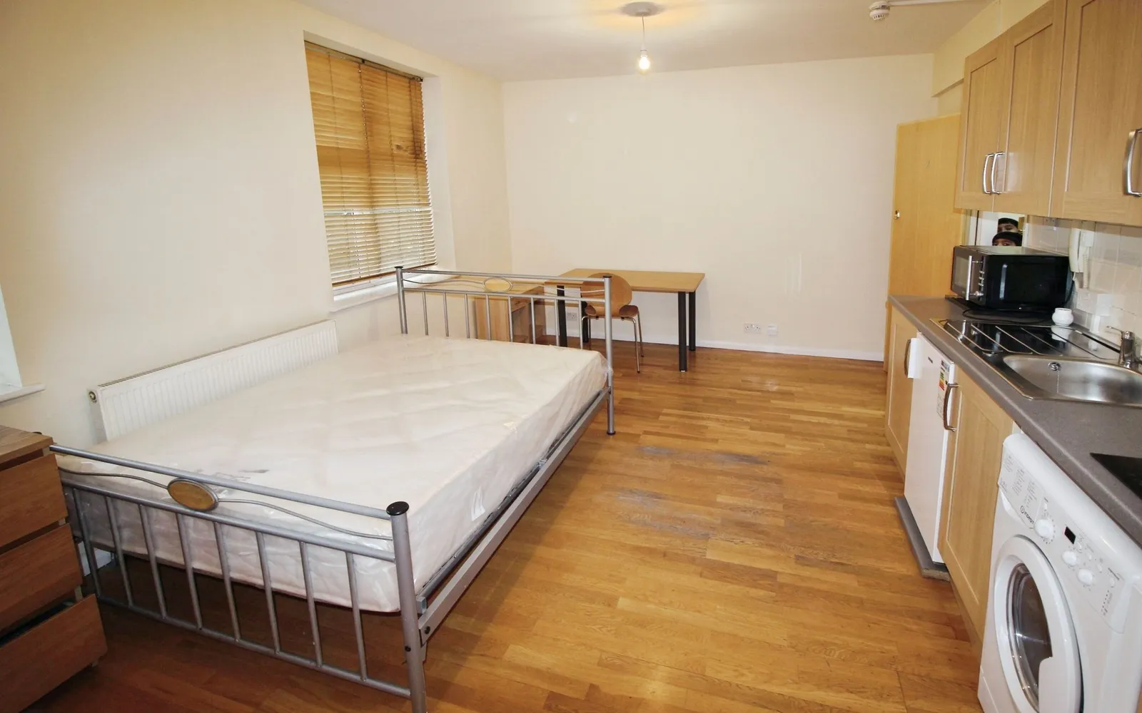 Flat Kenton Road in Greater London