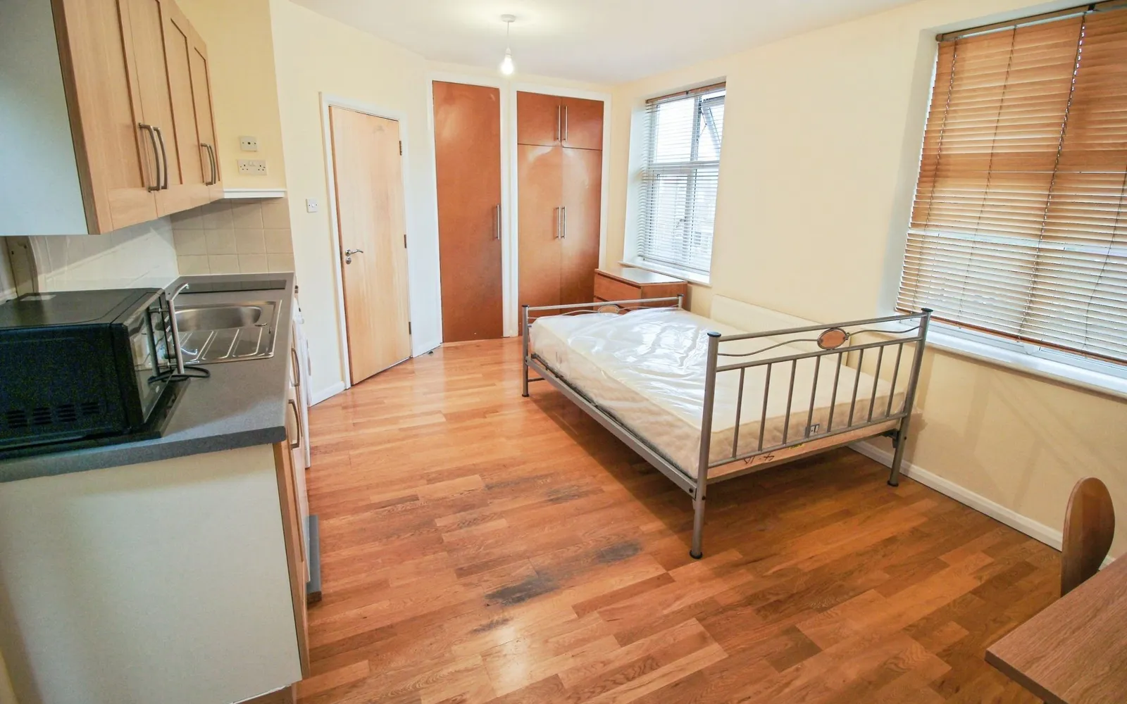 Flat Kenton Road in Greater London
