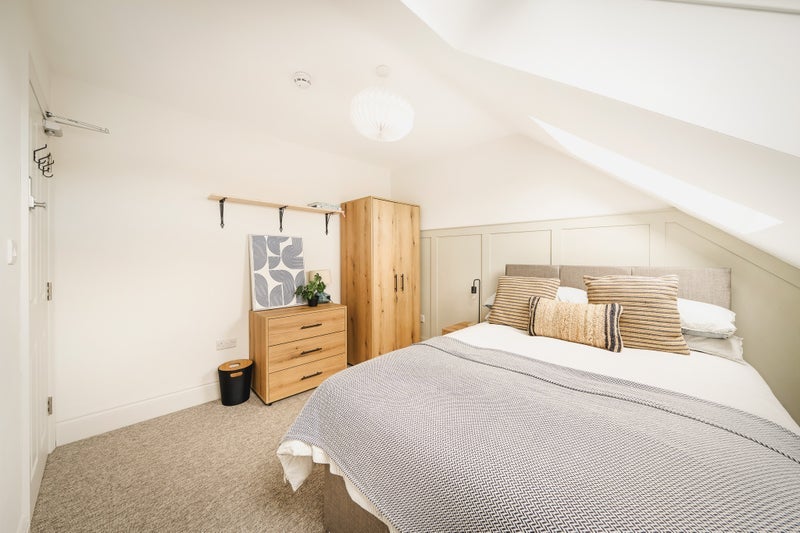 Room Downend Road in Bristol