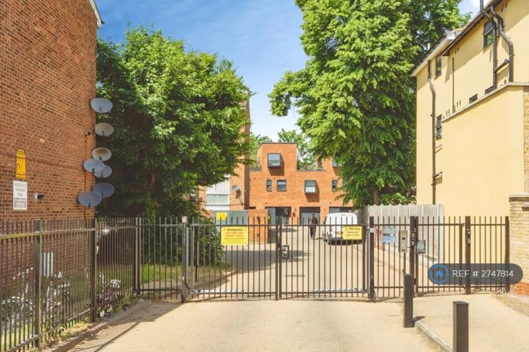 Flat Radlett Close in Greater London