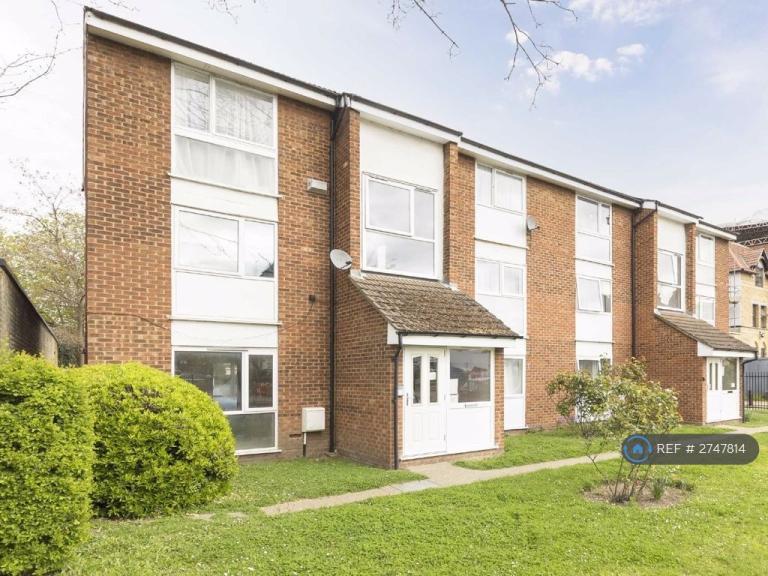 Flat Radlett Close in Greater London
