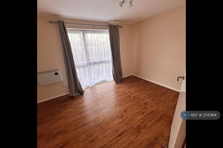 Flat Radlett Close in Greater London