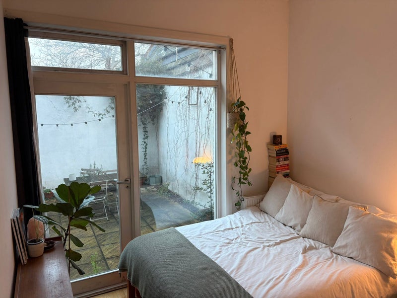 Room Evering Road in Greater London