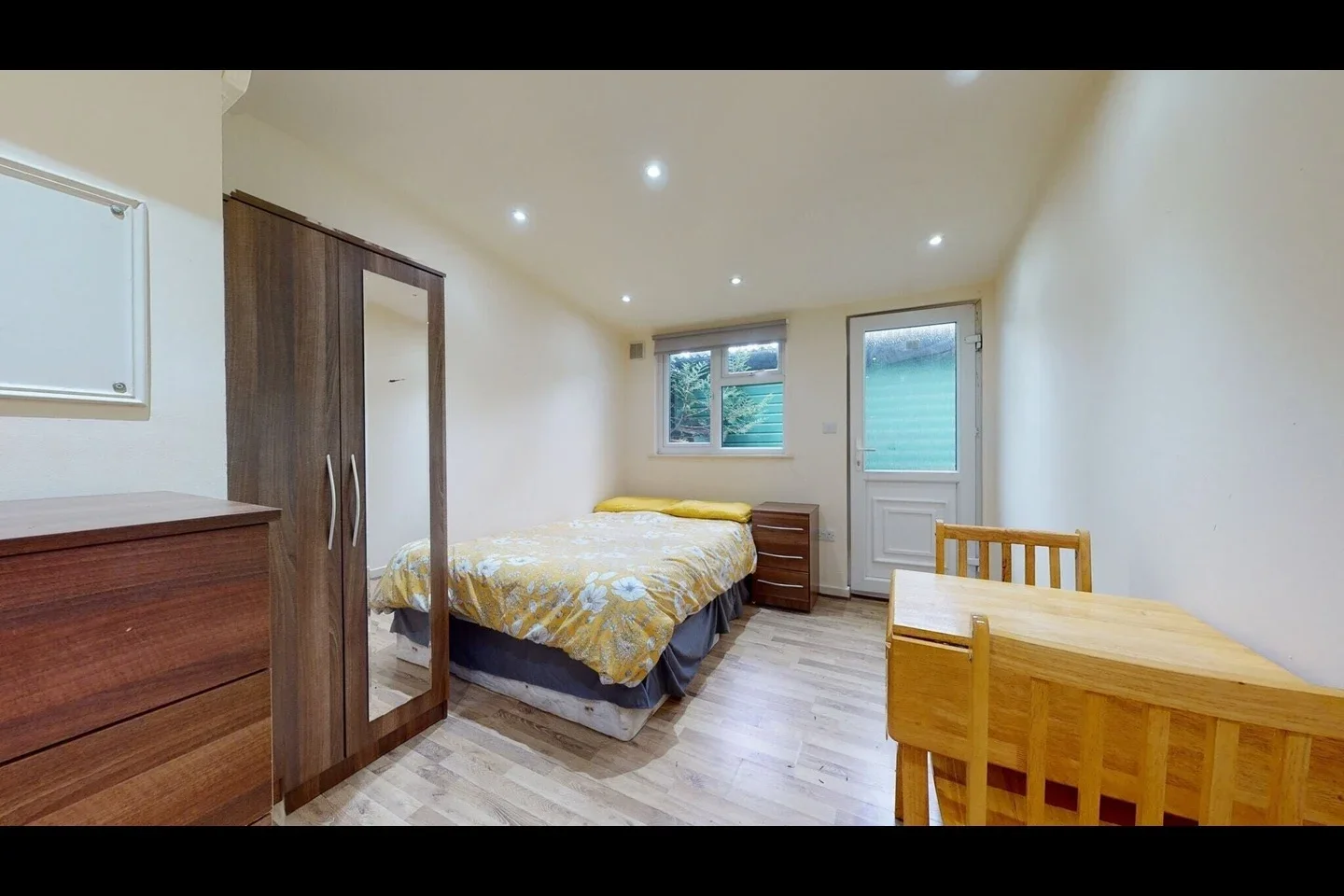 Flat Chatsworth Road in Greater London