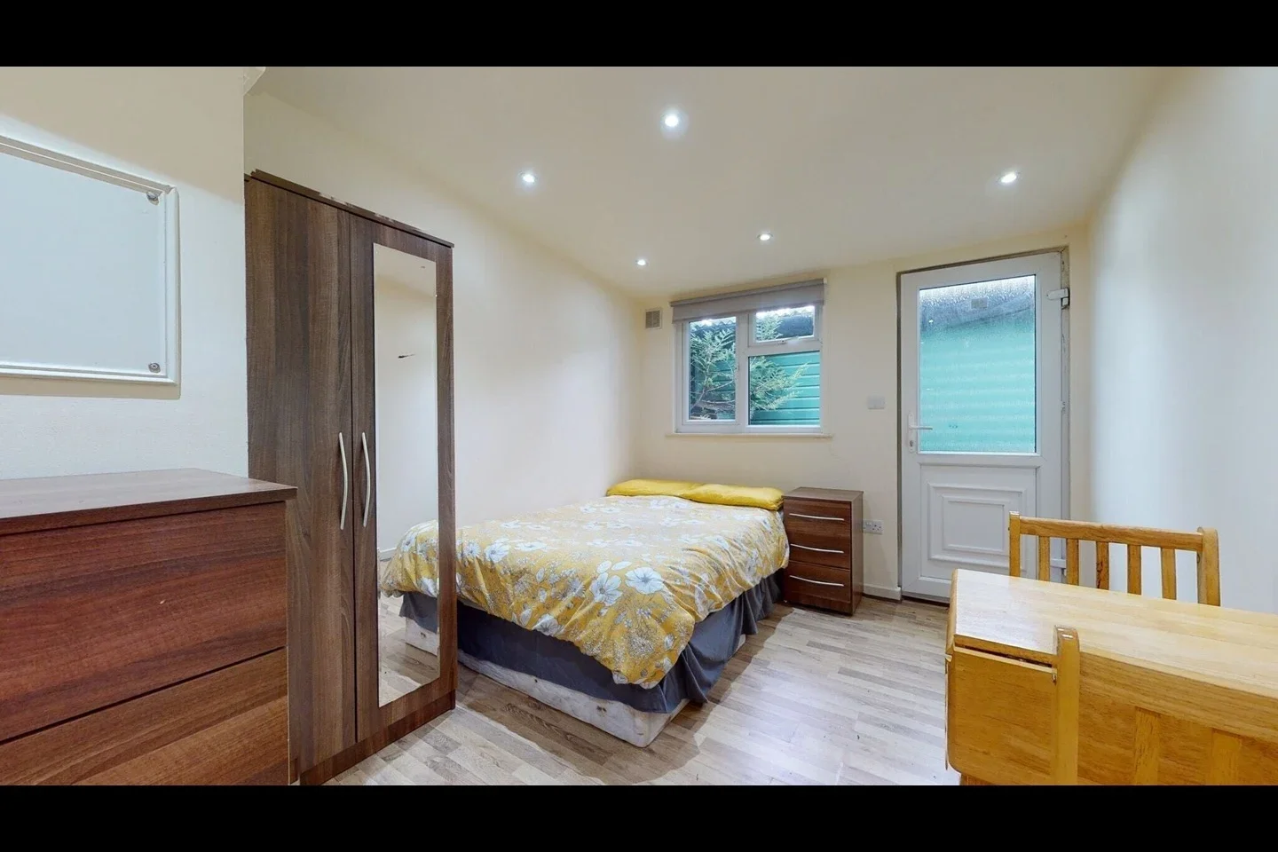 Flat Chatsworth Road in Greater London
