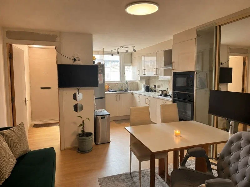 Room Mayfield Close in Greater London