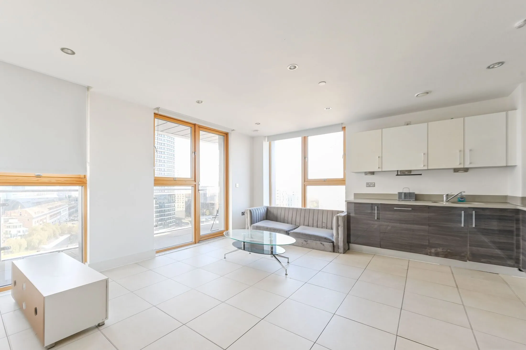 Flat Biscayne Avenue in Greater London