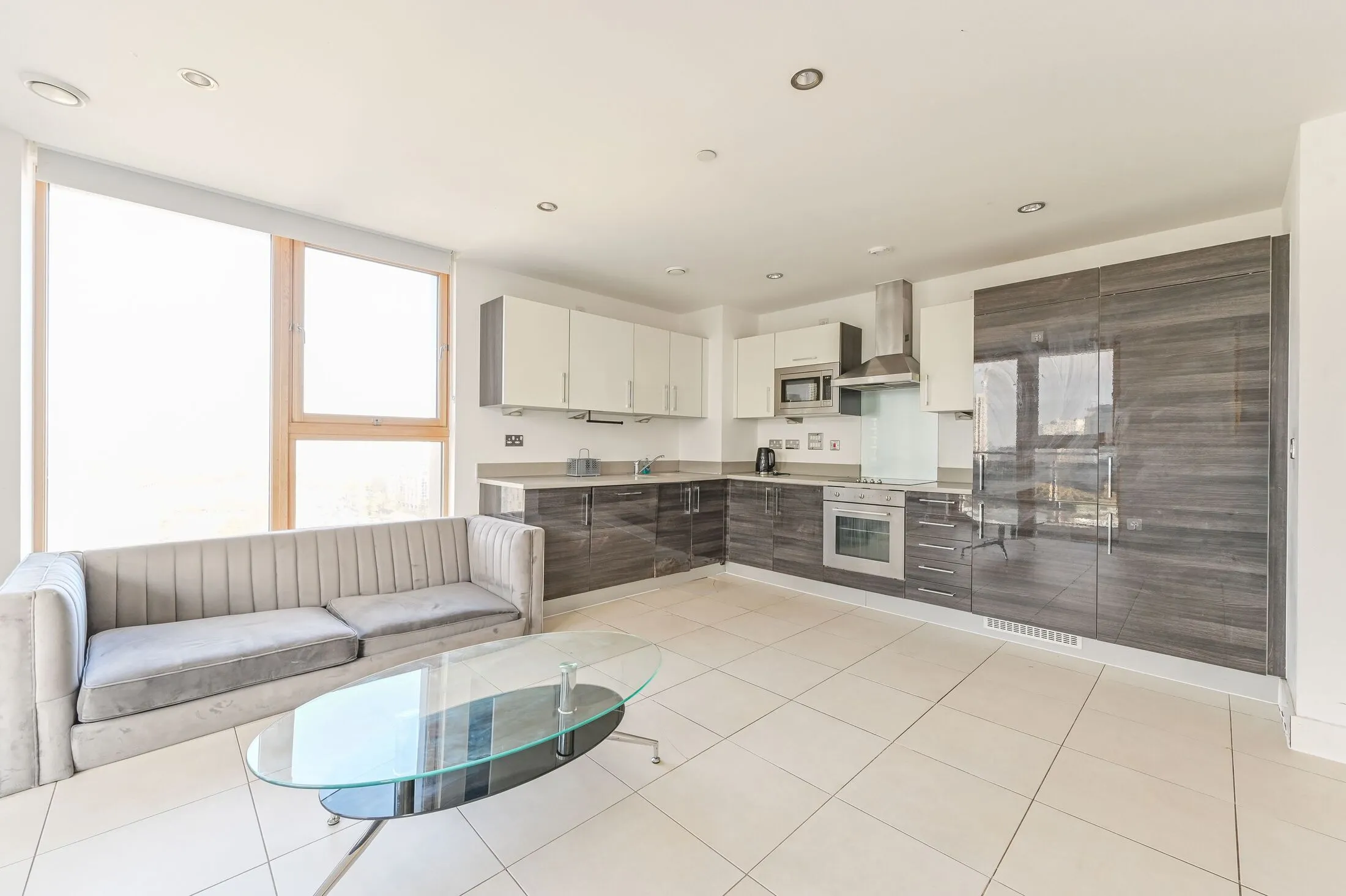 Flat Biscayne Avenue in Greater London
