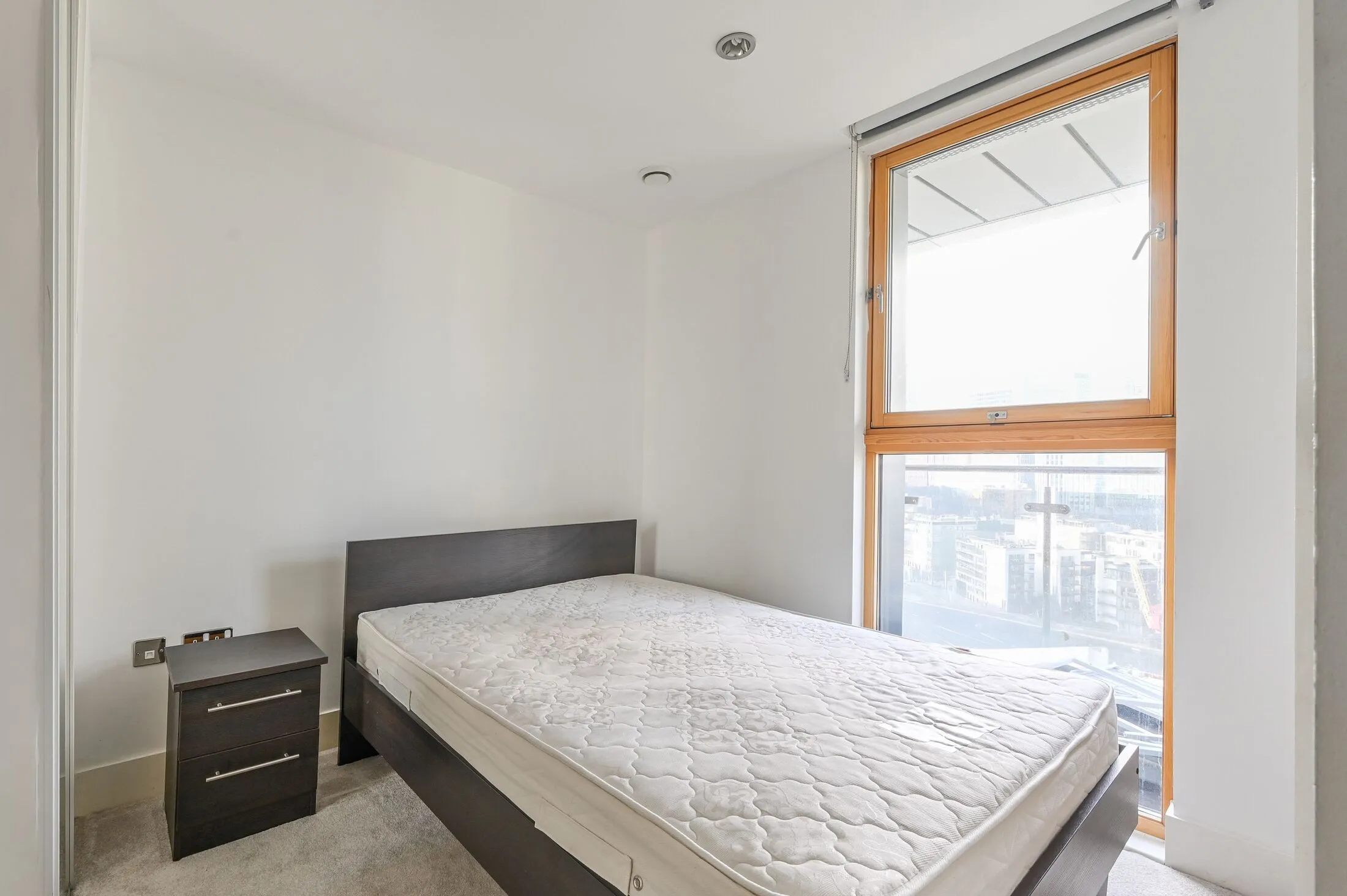Flat Biscayne Avenue in Greater London