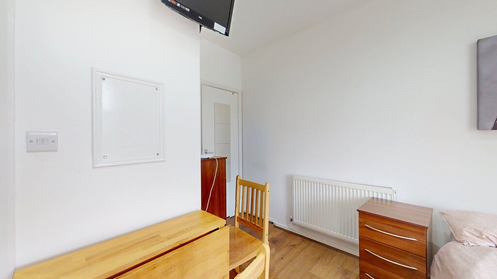 Room Blenheim Gardens in Greater London