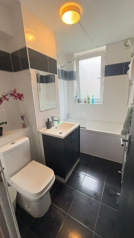 Room Simpsons Road in Greater London