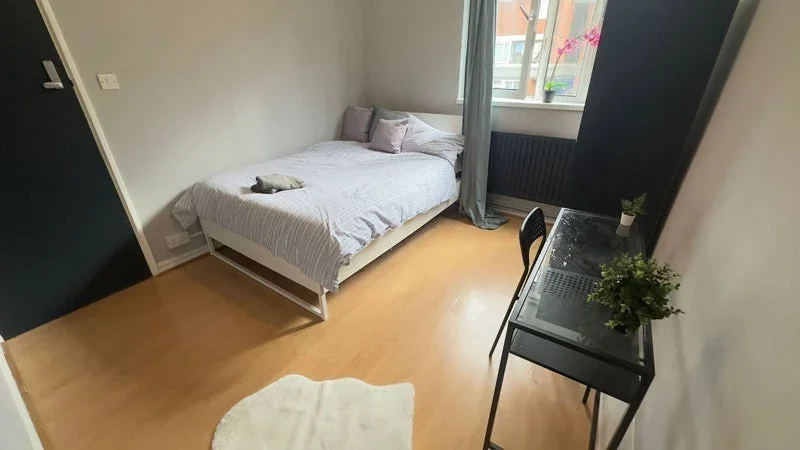 Room Simpsons Road in Greater London