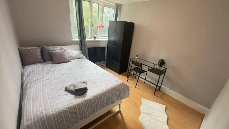 Room Simpsons Road in Greater London