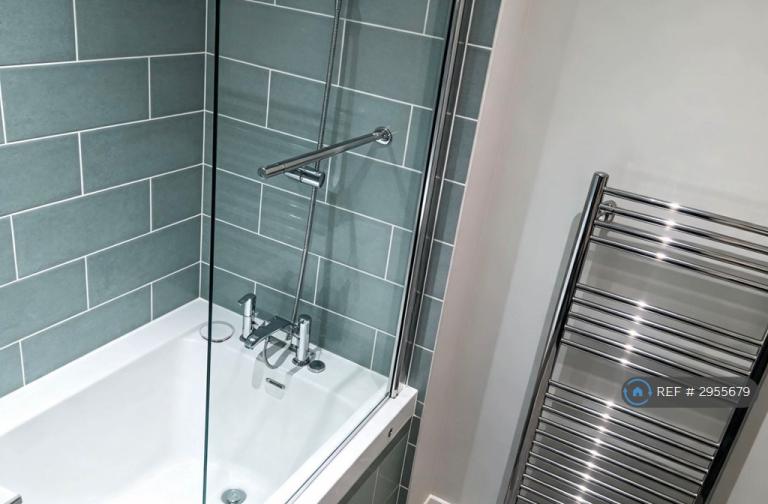 Room Monks Avenue in Greater London