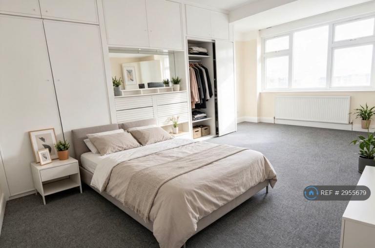 Room Monks Avenue in Greater London