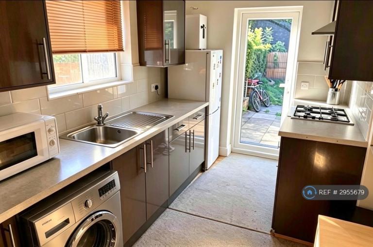 Room Monks Avenue in Greater London