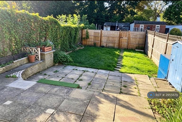 Room Monks Avenue in Greater London