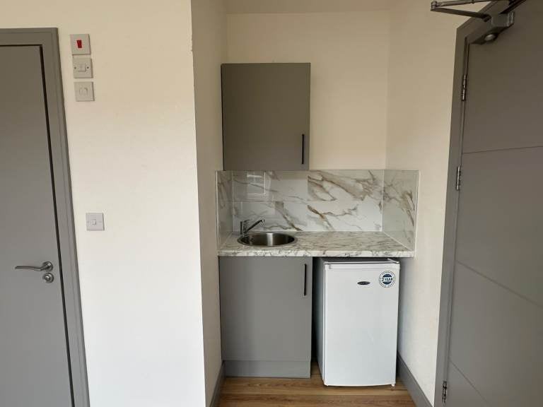 Flat Bodiam Road in Greater London