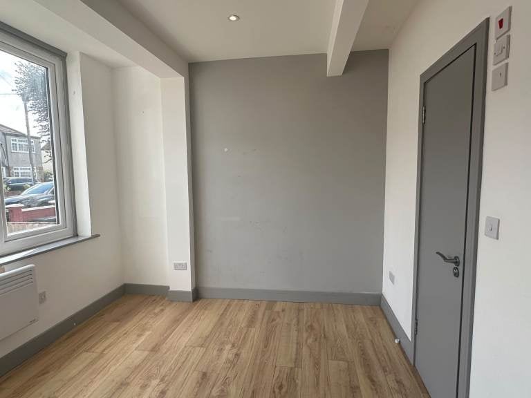 Flat Bodiam Road in Greater London