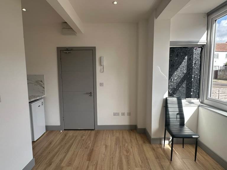 Flat Bodiam Road in Greater London