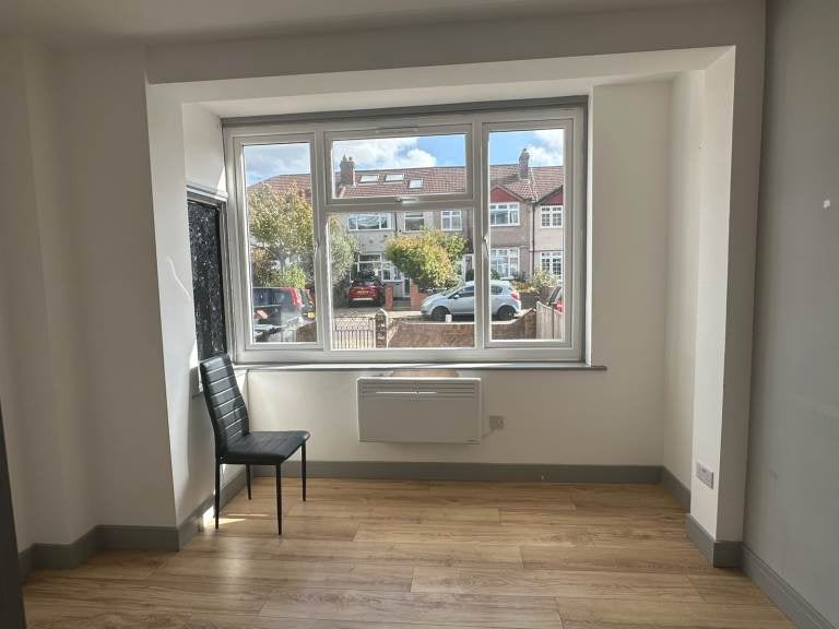 Flat Bodiam Road in Greater London