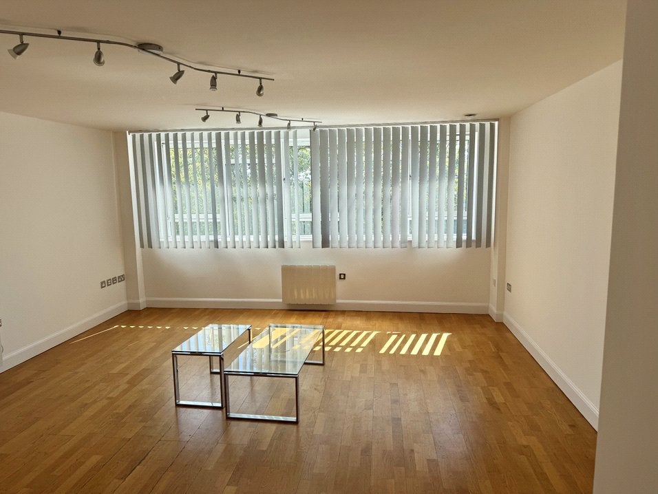 Flat Hanger Green in Greater London
