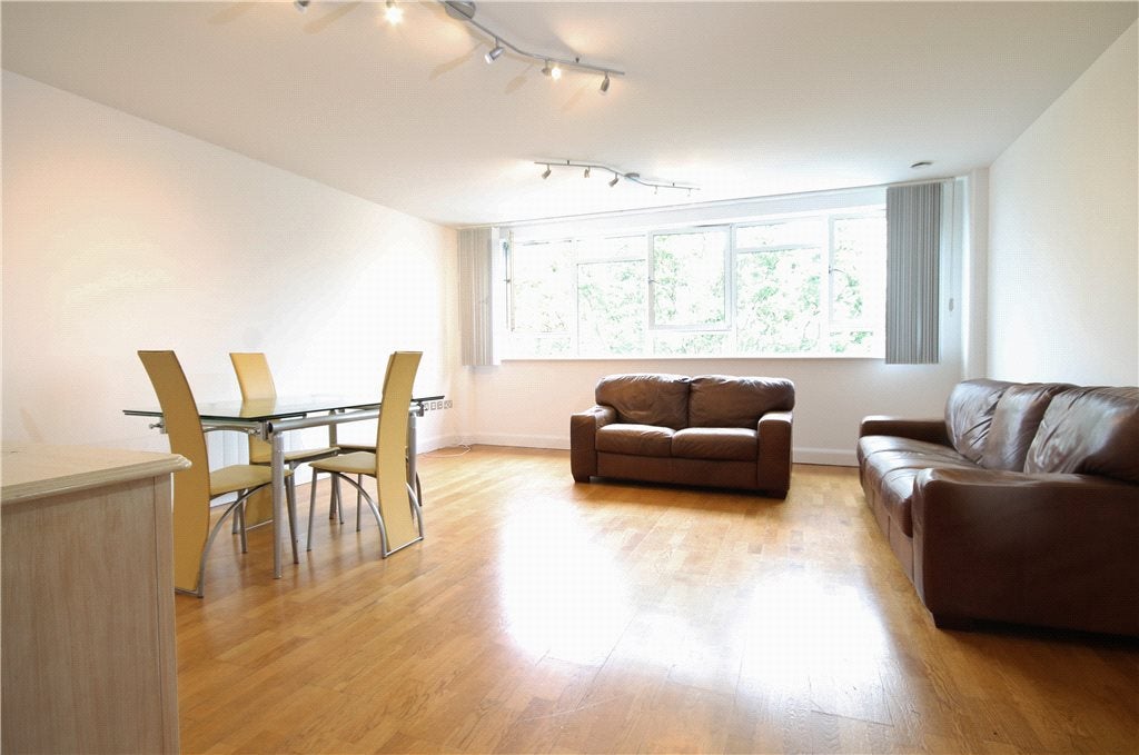 Flat Hanger Green in Greater London
