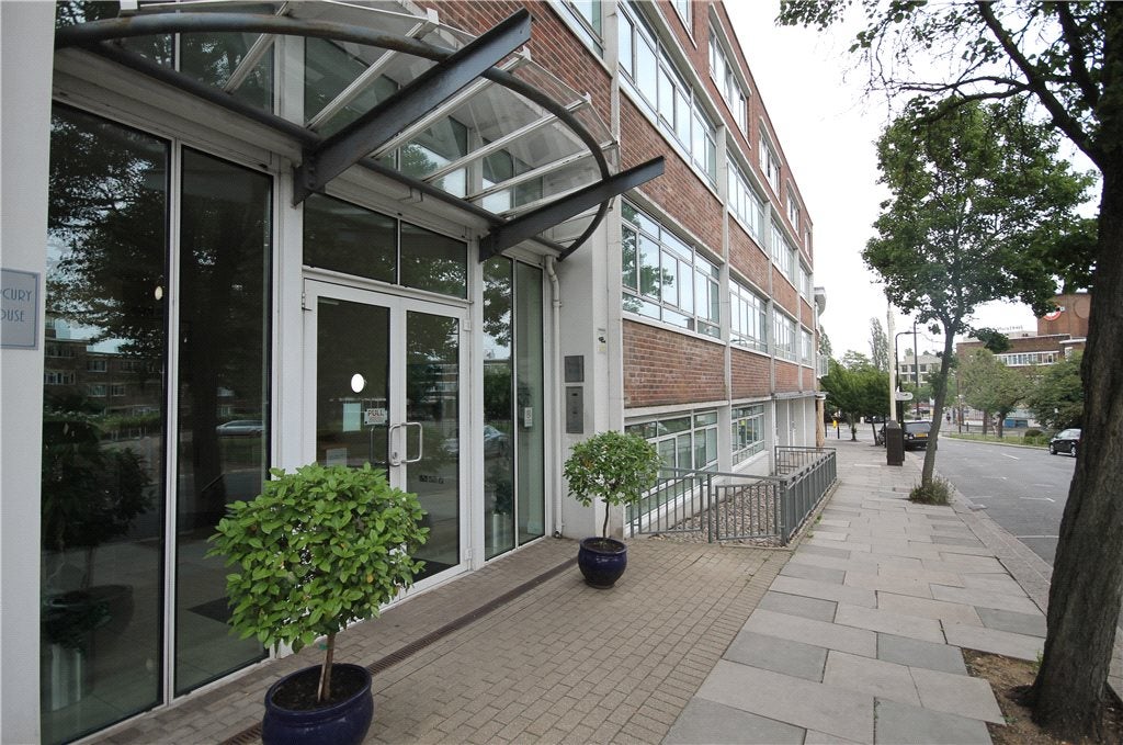 Flat Hanger Green in Greater London