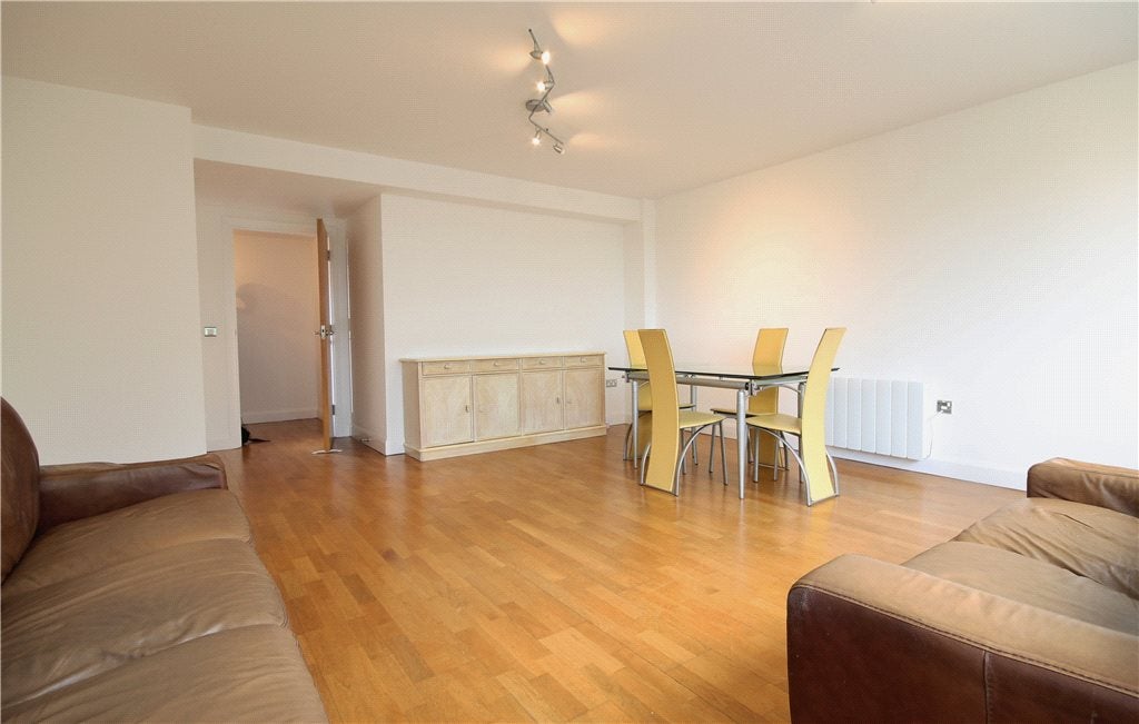 Flat Hanger Green in Greater London