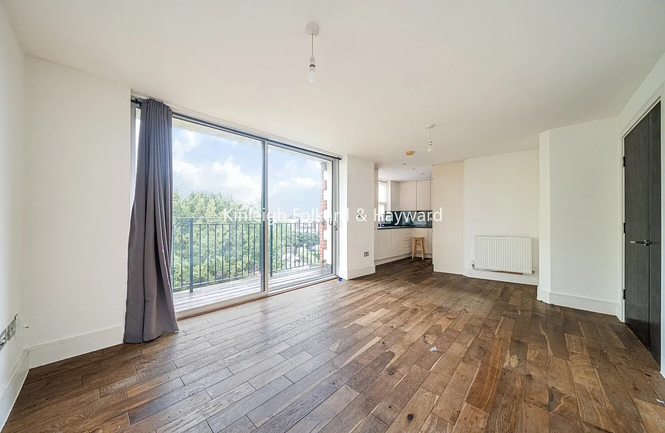 Flat Marian Gardens in Greater London