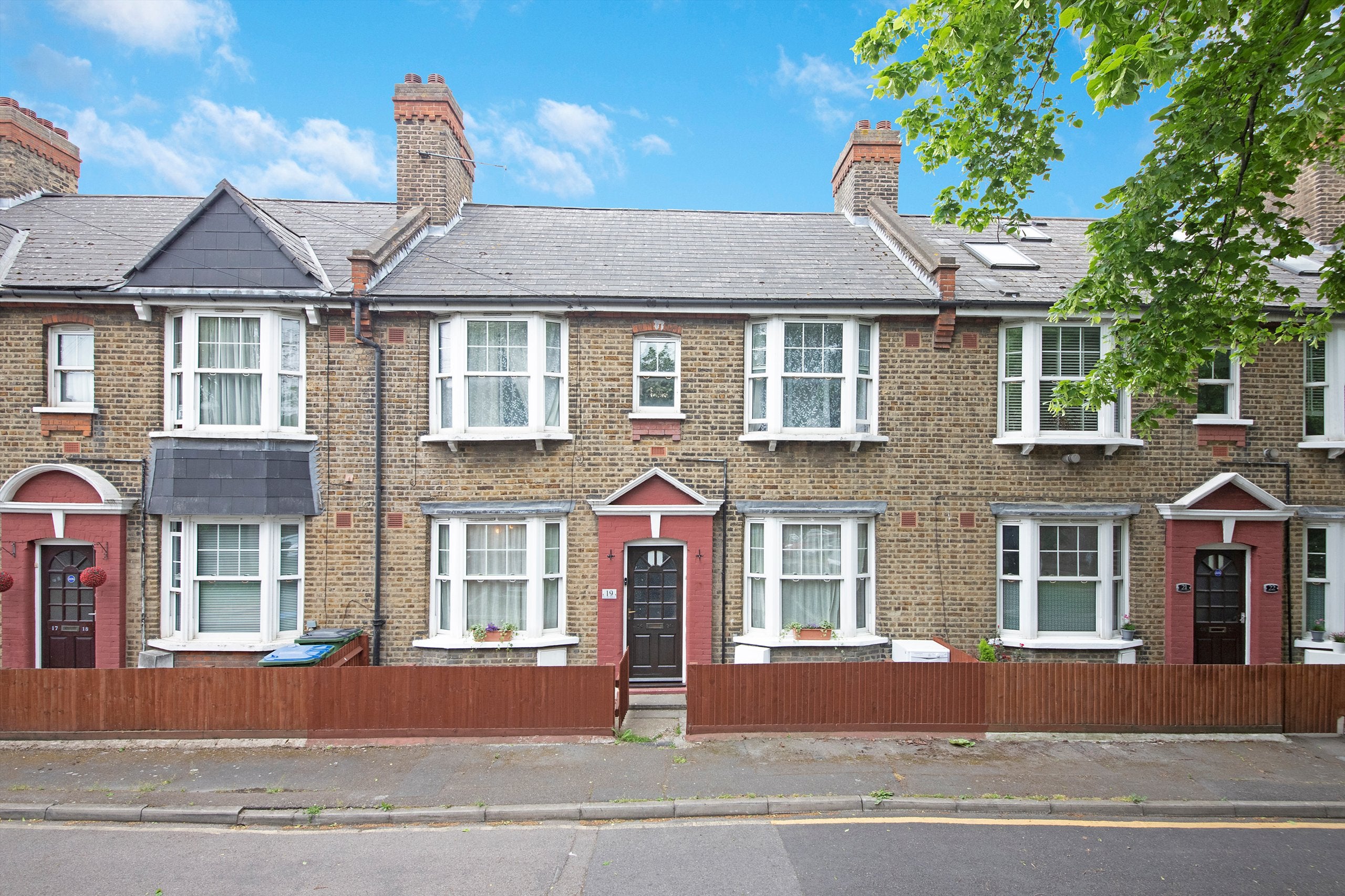Flat Derrick Gardens in Greater London