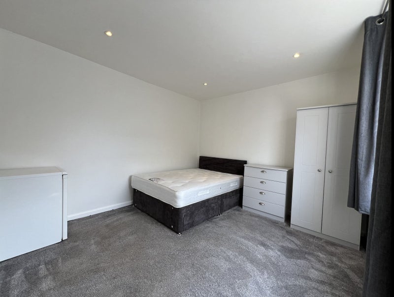 Room Granville Road in Poole