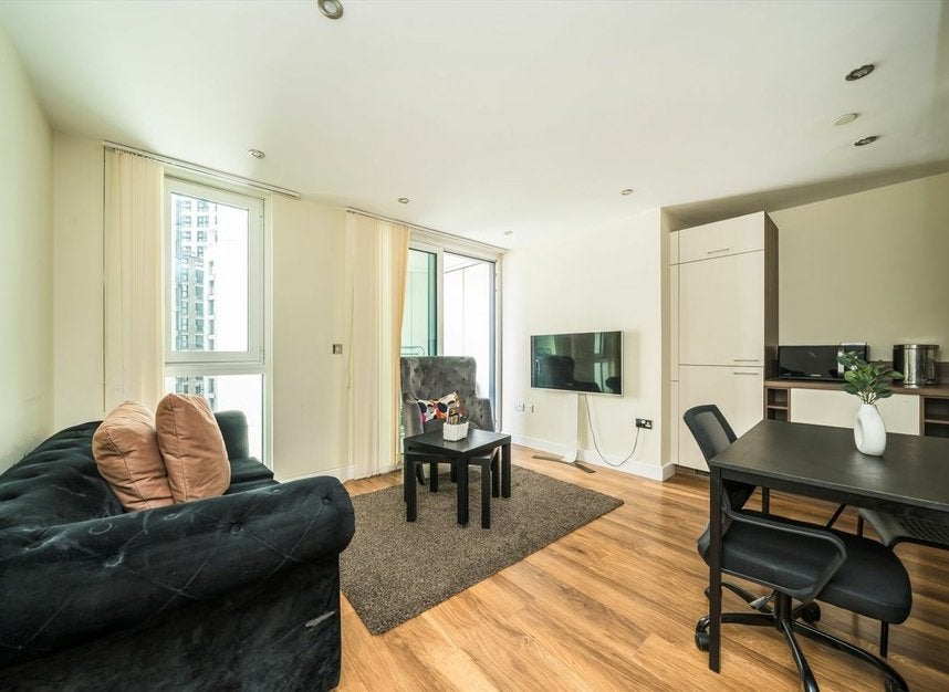 Flat Alie Street in Greater London